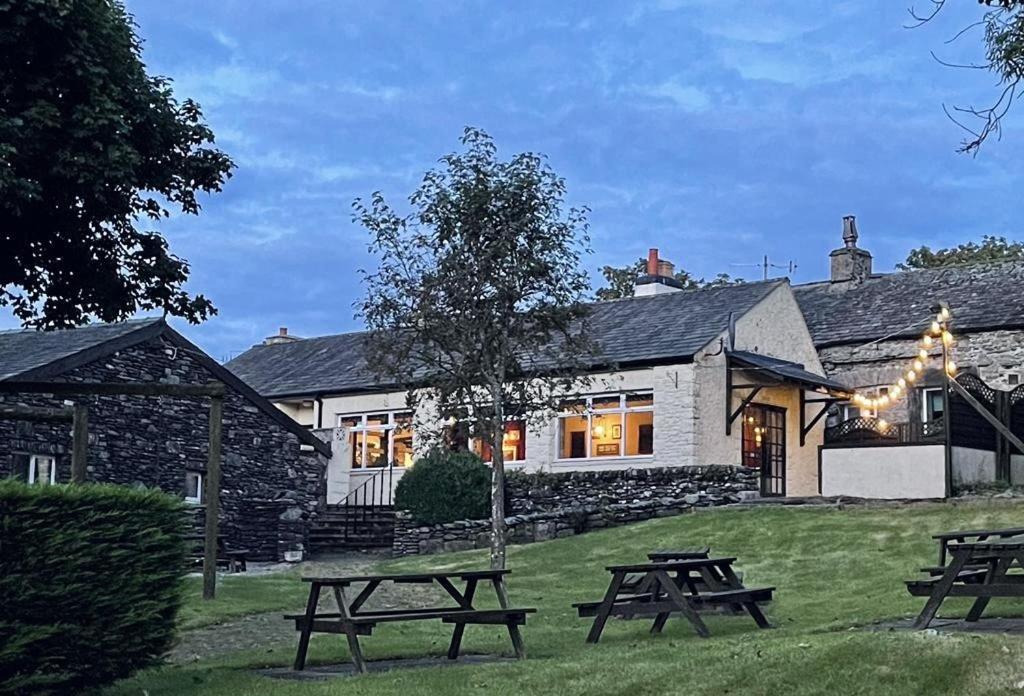 Cross Keys Inn Tebay  Exteriör bild